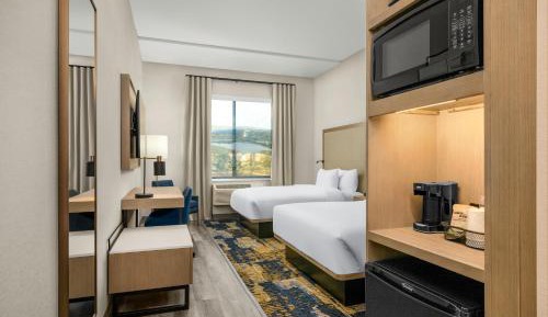 Standard Queen Room with with Two Queen Beds and Mountain View