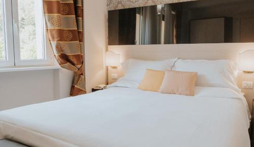 Deluxe Double or Twin Room with Mountain View