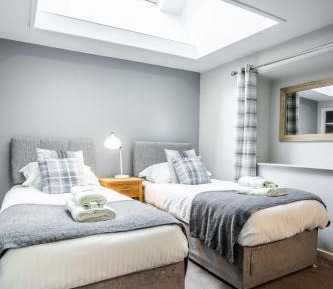 Standard Twin Room with a Skylight window