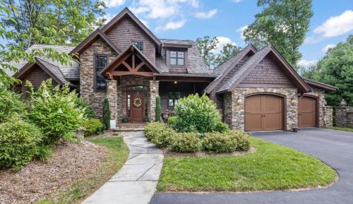 Three-Bedroom Holiday Home 