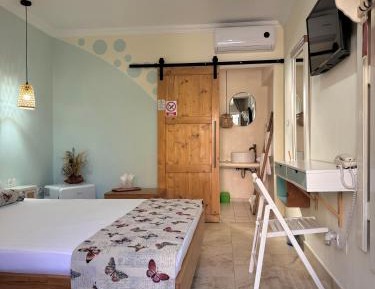 Queen Room with Garden View