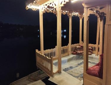 Deluxe Room (2 Adults + 1 Child)