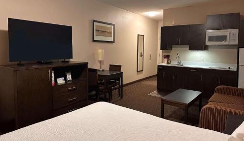 Queen Suite with Kitchenette - Non-Smoking - First Floor