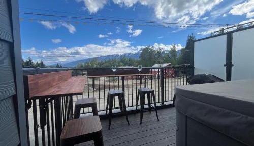 Apartment with Mountain View