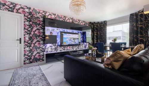 Deluxe Two-Bedroom Apartment with Garden View