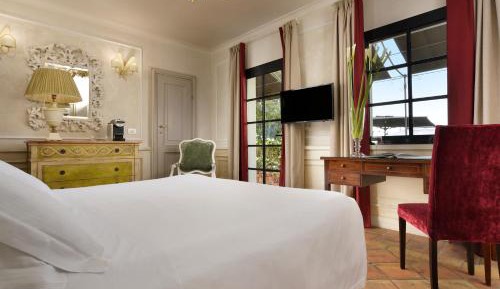 Deluxe with private patio and city view 