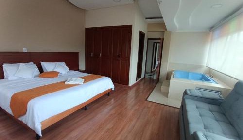 Deluxe Suite with Spa Bath