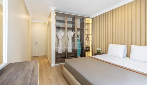 Deluxe Corner Three-Bedroom Apartment