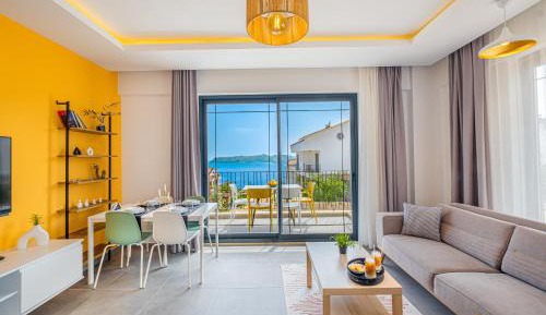 Queen Suite with Pool View