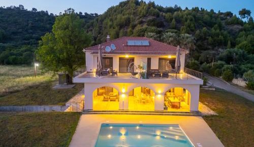 Deluxe One-Bedroom Apartment with Garden View