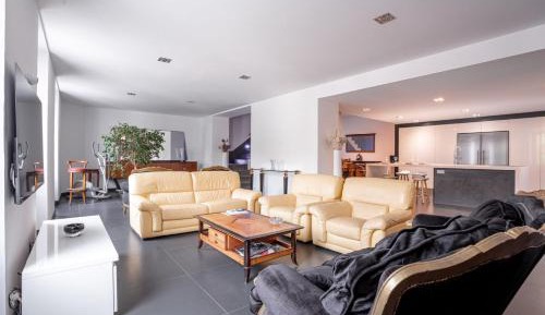 Three-Bedroom Deluxe Apartment