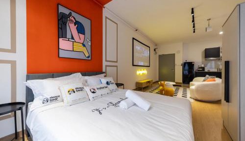 Deluxe One-Bedroom Apartment