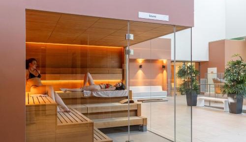 Large Studio - Spa and Pool Access Included 