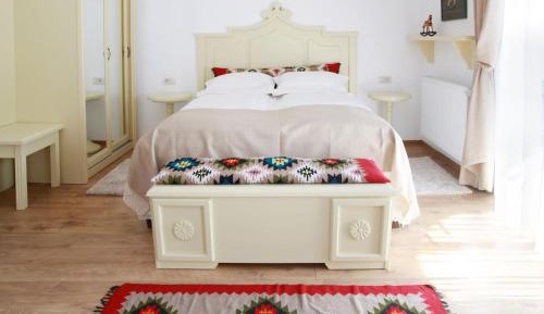 Deluxe Room (2 Adults + 1 Child)