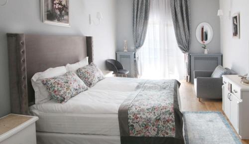 Deluxe Room (2 Adults + 1 Child)