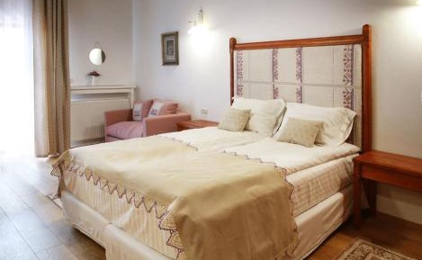 Deluxe Room (2 Adults + 1 Child)