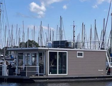 houseboat