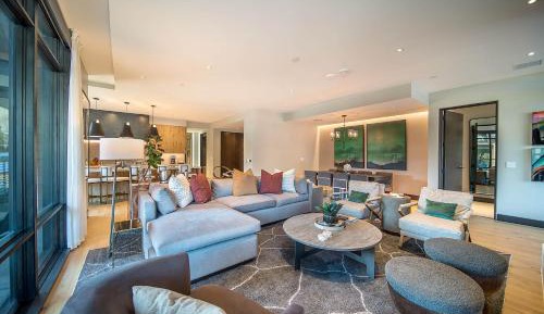 Four-Bedroom Apartment with Balcony 
