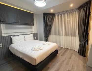 Deluxe Queen Studio 
