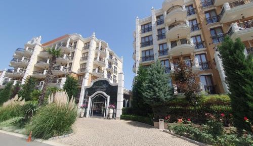 One-Bedroom Apartment with Terrace