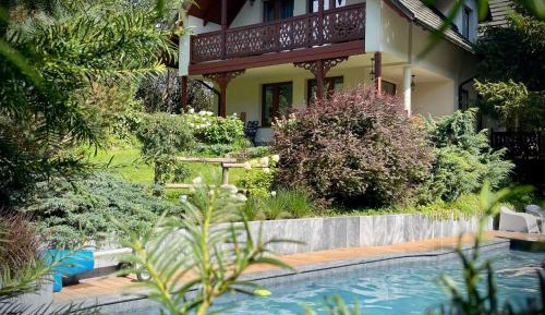 Apartment with Pool View 