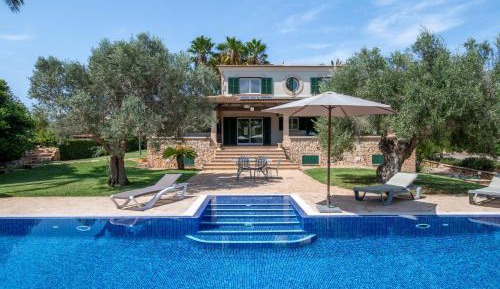 Villa with Garden View