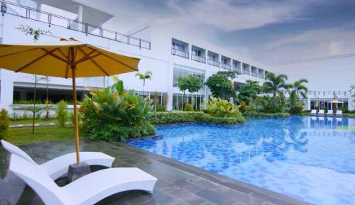 One-Bedroom Apartment with Pool View