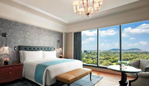 Club King Room with Golf view and Club Lounge Access