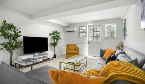 One-Bedroom Guest Suite With a Full Kitchen