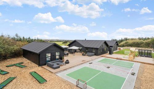 Fifteen-Bedroom Holiday Home