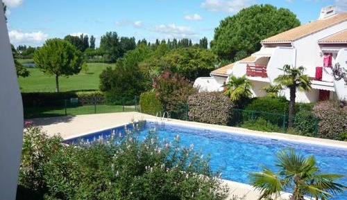 Apartment with Pool View 