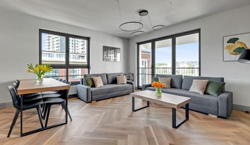 Four-Bedroom Apartment with Balcony 