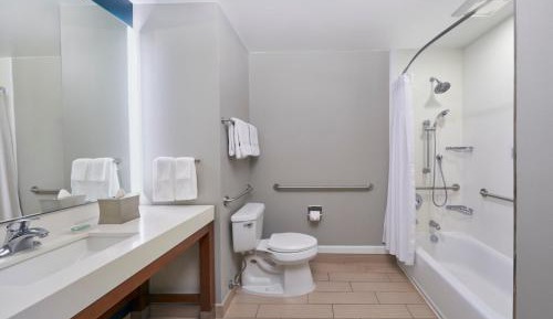 2 Queen Guest Room (Hearing & Mobility Accessible w/Tub)