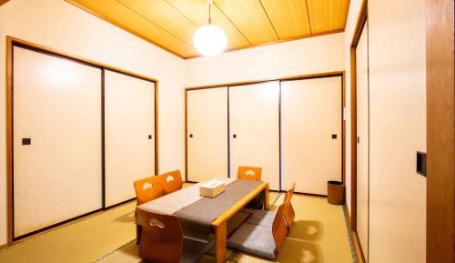 Five-Bedroom Deluxe Apartment
