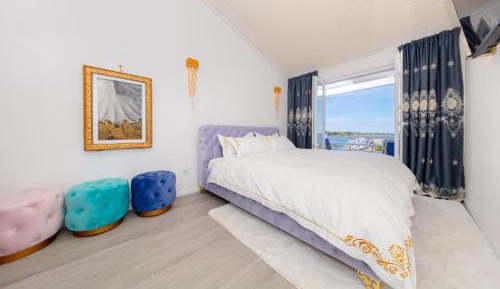 One-Bedroom Apartment with Sea View and Balcony