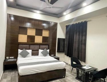 Deluxe Double Room (2 Adults + 1 Child)