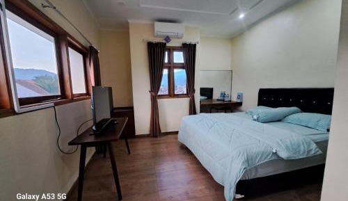 Deluxe Room (2 Adults + 1 Child)