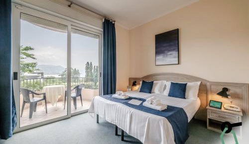 Deluxe Double or Twin Room with Lake View