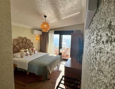 Deluxe Double Room with Balcony and Sea View
