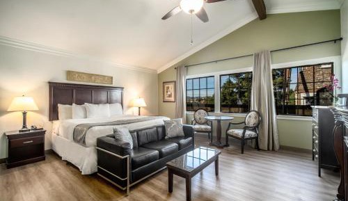 Suite with Hot Tub