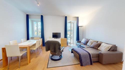 Apartment with Mountain View