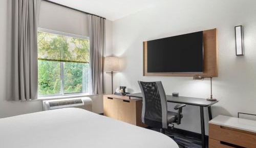 King Room with Roll-in Shower - Mobility and Hearing Accessible