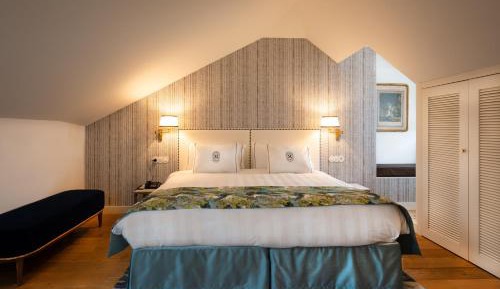 Deluxe Queen Suite