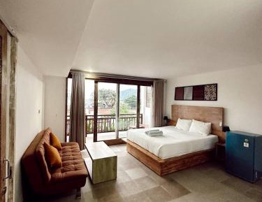 Deluxe Double Room with Side Sea View
