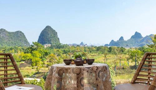 One-Bedroom Suite with Mountain View 