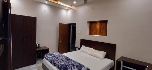 Deluxe Room (2 Adults + 1 Child)