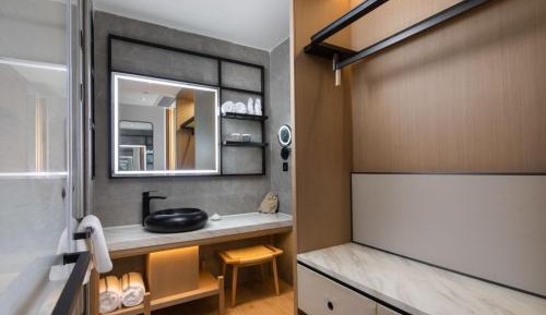 Business Queen Room