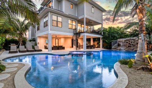 Eight-Bedroom Holiday Home