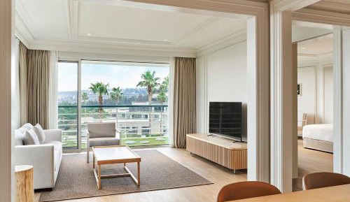Luxury Suite Poolside View King