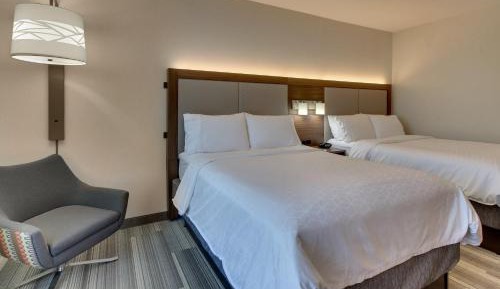 Standard Queen Room with Two Queen Beds and Roll-In Shower - Mobility Access